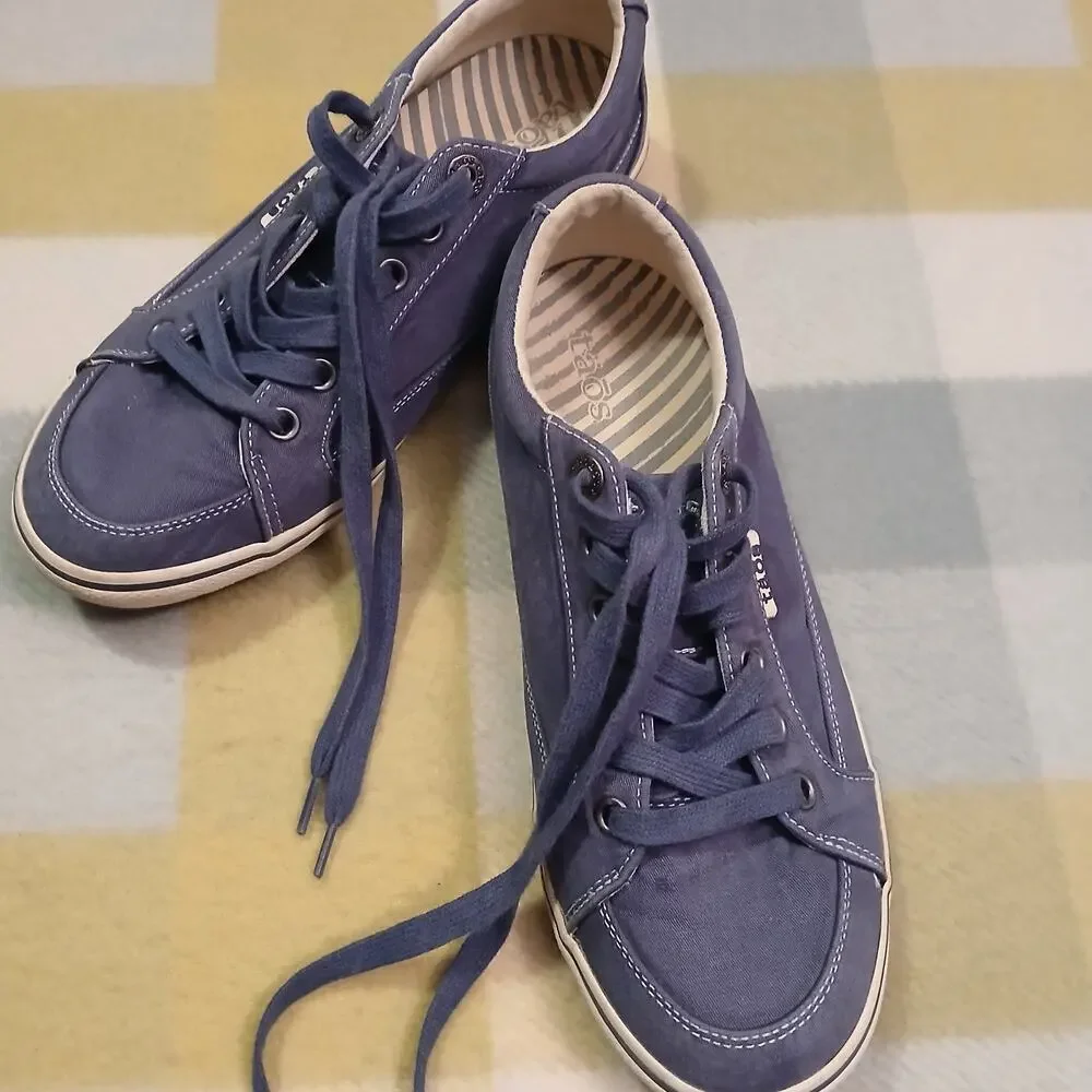 Taos Shoes Womens Size 8 Blue And White